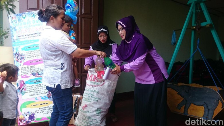 Warga di Magelang Ini Harus Bawa Sampah Saat Urus KTP Warga di Magelang Ini Harus Bawa Sampah Saat Urus KTP