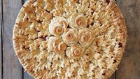 Ada juga kreasinya yang menutup seluruh permukaan pie dengan potongan kulit pie. Tetap unik!