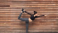 Setiap harinya Shanina Shaik selalu bangun pagi dan melakukan stretching dengan gerakan yoga sederhana selama 10 menit. (Foto: Instagram @shaninashaik)
