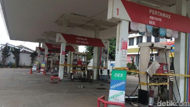 Garis polisi dipasang di dispenser SPBU di Kalimalang