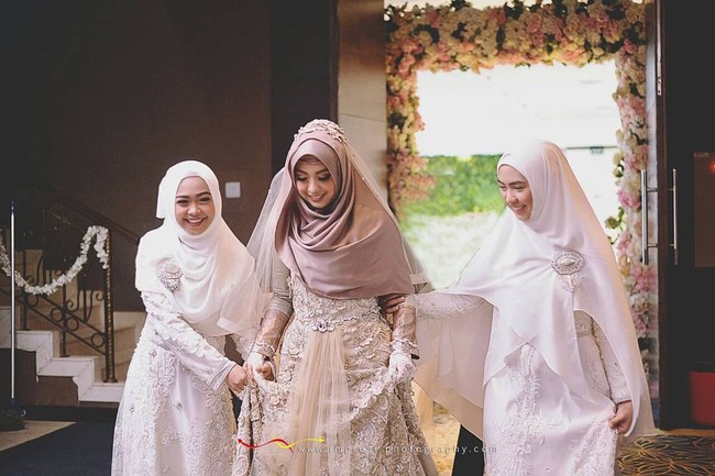 Gaun pengantin syari berpalet nude Shindy Putri. (Dok. Instagram @impresi_fotografi)