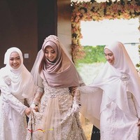 Gaun pengantin syari berpalet nude Shindy Putri. (Dok. Instagram @impresi_fotografi)
