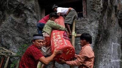 Melihat Manene, Ritual Mengganti Kain Jenazah di Toraja