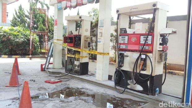Petugas Sudin PKP Jaktim siram BBM yang tumpah di SPBU di Kalimalang