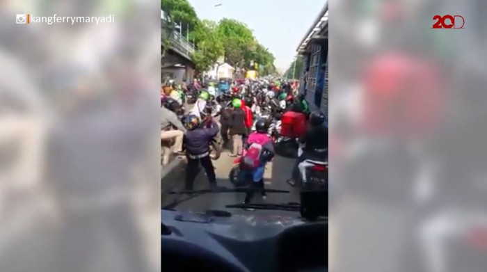 Pengendara Serobot Busway, TransJ: Mau Lancar Naik TransJakarta