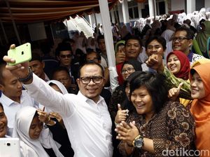 Ketika Menteri Hanif Dhakiri Jadi Bahan Rebutan Selfie