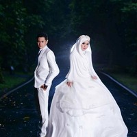 Gaun pengantin syari putih adik Oki Setiana Dewi, Shindy Putri. (Dok. Instagram @dr.shindyputri_)