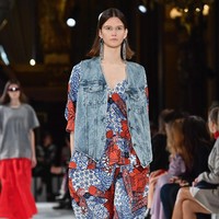 A model walks the runway during the Stella McCartney show as part of the Paris Fashion Week Womenswear Spring/Summer 2018 on October 2, 2017 in Paris, France.  (Photo by Pascal Le Segretain/Getty Images)
