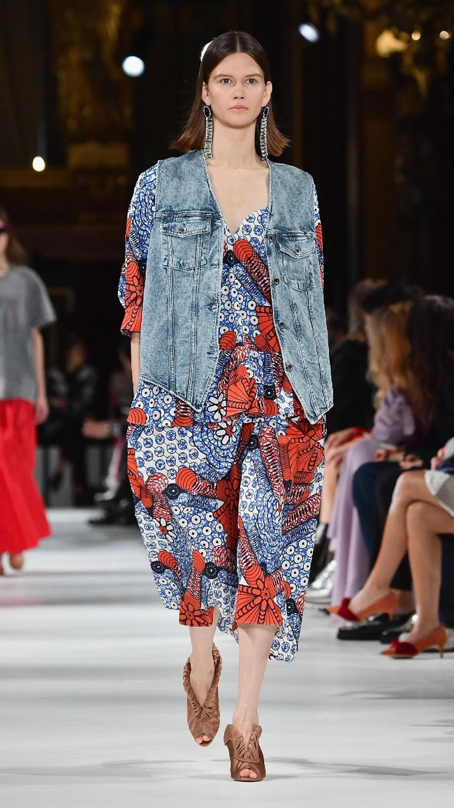 A model walks the runway during the Stella McCartney show as part of the Paris Fashion Week Womenswear Spring/Summer 2018 on October 2, 2017 in Paris, France.  (Photo by Pascal Le Segretain/Getty Images)