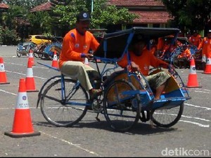 Begini Aksi Penarik Becak di Brebes Beratraksi Safety Riding