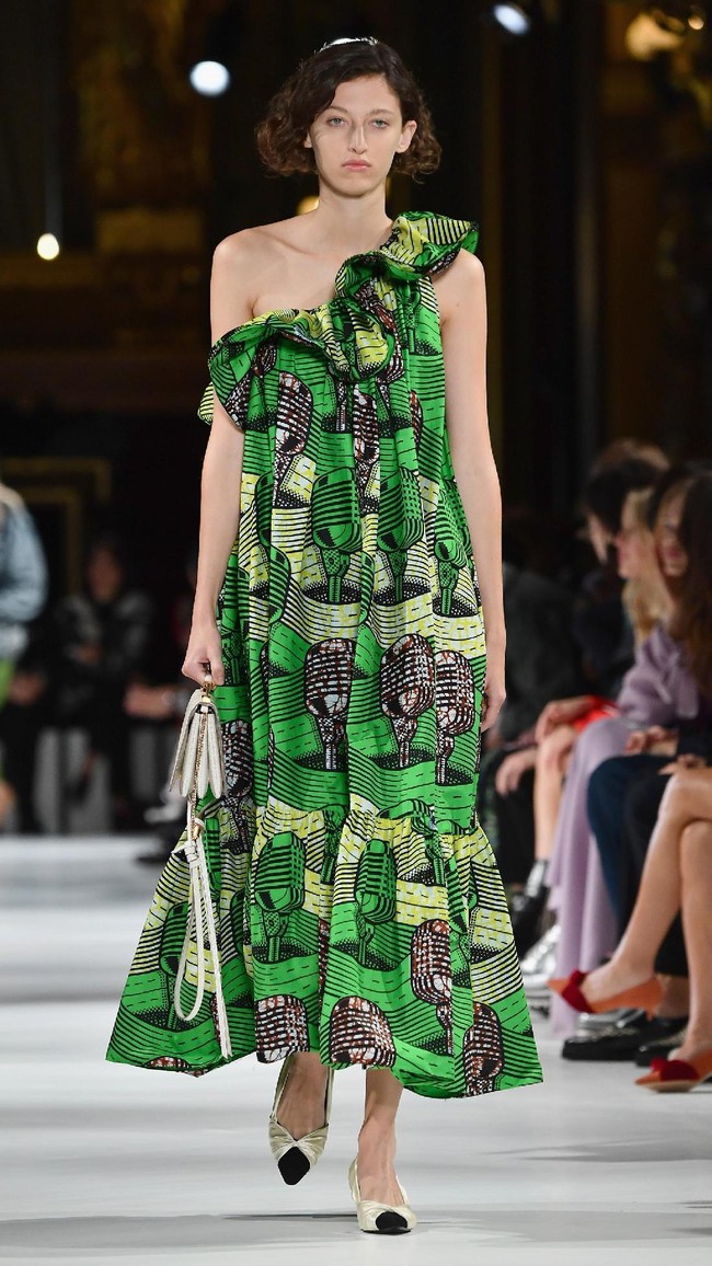 A model walks the runway during the Stella McCartney show as part of the Paris Fashion Week Womenswear Spring/Summer 2018 on October 2, 2017 in Paris, France.  (Photo by Pascal Le Segretain/Getty Images)