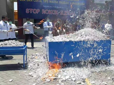 Pemusnahan rokok ilegal/