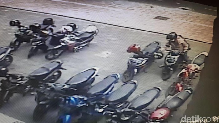 Terekam! Aksi Nekat Maling Helm di Yogya