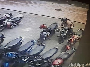 Terekam! Aksi Nekat Maling Helm di Yogya