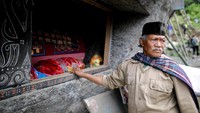 Ritual Ma’nene dilakukan setiap tiga tahun sekali (Dok. Reuters/Darren Whitside)