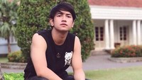 Posenya dengan ripped jeans bikin jatuh hati ya? (Dok. Instagram/zikridaulay1)