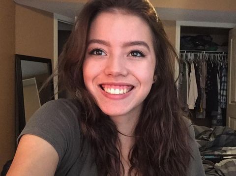 Ngeri.. Wanita Ini Bikin Alis Jadi 'Berdarah-darah'