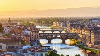 Tak ada kota yang lebih romantis dari Florence. Ibukota Tuscany ini selalu menyajikan suasana romantis setiap saat. Beberapa bangunan di sini sudah jadi objek lukisan para pelukis terkenal. Wajar saja, piazza, plaza dan katedral di kota ini memang indah dipandang (Thinkstock)