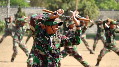 Prajurit Kostrad Asah Keterampilan Double Stick
