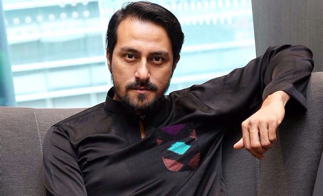 Di Pengabdi Setan, sosok Bront Palarae yang menjadi babak sukses curi perhatian netizen. Selain ketampanannya, di film tersebut Bront juga terlihat kebapakan. Foto: dok. Instagram