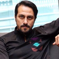 Di Pengabdi Setan, sosok Bront Palarae yang menjadi babak sukses curi perhatian netizen. Selain ketampanannya, di film tersebut Bront juga terlihat kebapakan. Foto: dok. Instagram