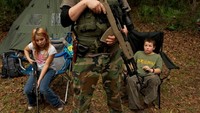 Setiap bulannya mereka akan merekrut anak-anak, remaja, serta orang dewasa untuk mengikuti latihan survival bersama mereka (Brian Blanco/ Reuters)