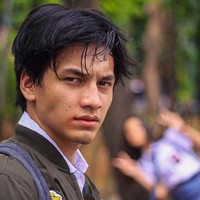 Nama Jefri Nichol jadi perbincangan hangat baru-baru ini setelah kisah dermawan dirinya yang ditulis oleh driver ojek online jadi viral. Pemain Surat Cinta Untuk Starla ini diketahui memberikan makanan dan sejumlah uang untuk pemulung yang ditemuinya saat sang driver mengantar Jefri pulang. Foto: Dok. Instagram/jefrinichol