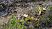 Pekerja melakukan proses pembangunan underpass di Matraman, Jakarta, Raby (4/10/2017).