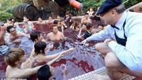 Yunessun Spa Resort di Hakone Jepang merupakan salah satu yang terbilang unik. Setidaknya 12 hari dalam setahun, Yunessun Spa Resort menyediakan onsen yang diisi dengan anggur merah. Namun tidak hanya ada kolam anggur merah, terdapat juga kolam kopi, hingga kolam sake (AFP)