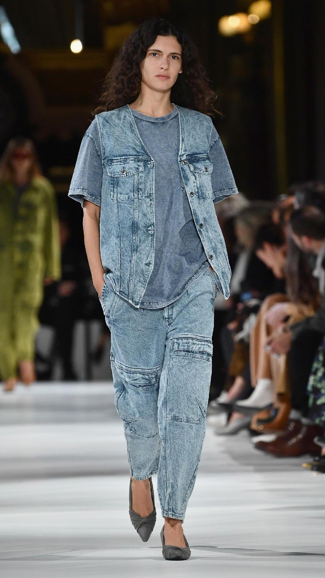 A model walks the runway during the Stella McCartney show as part of the Paris Fashion Week Womenswear Spring/Summer 2018 on October 2, 2017 in Paris, France.  (Photo by Pascal Le Segretain/Getty Images)