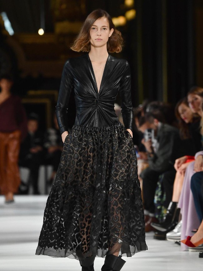 Untuk penampilan yang lebih feminin, busana ruching wajib dilirik. Ruching adalah teknik menjahit yang menciptakan efek kerutan pada pakaian. (Foto: Getty Images)