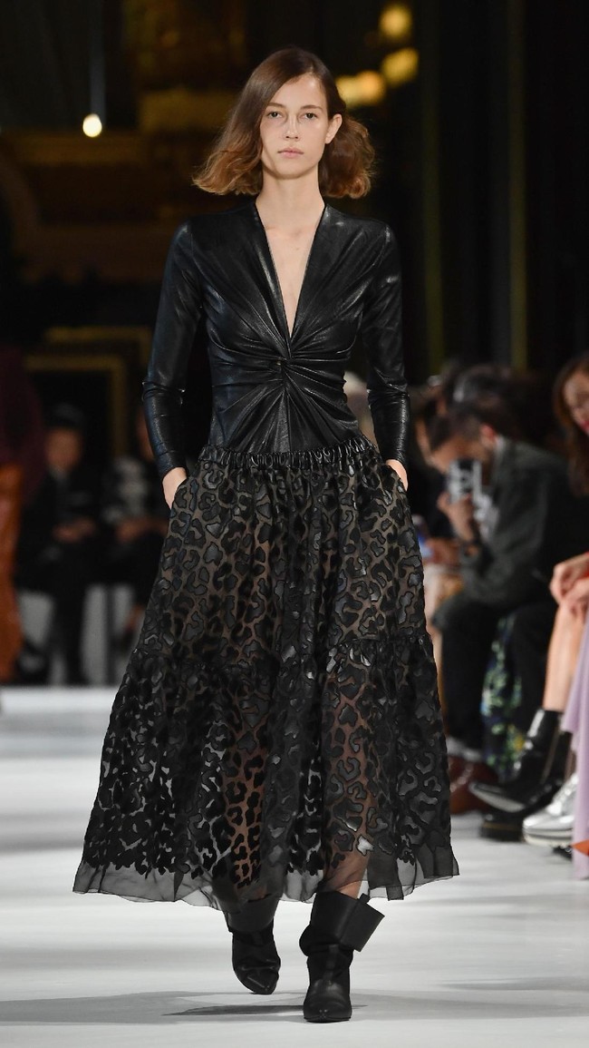 A model walks the runway during the Stella McCartney show as part of the Paris Fashion Week Womenswear Spring/Summer 2018 on October 2, 2017 in Paris, France.  (Photo by Pascal Le Segretain/Getty Images)