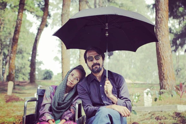 Inilah foto kedekatan Bront Paralae dengan sosok nenek yang menjadi ibunya di film Pengabdi Setan. Foto: dok. Instagram