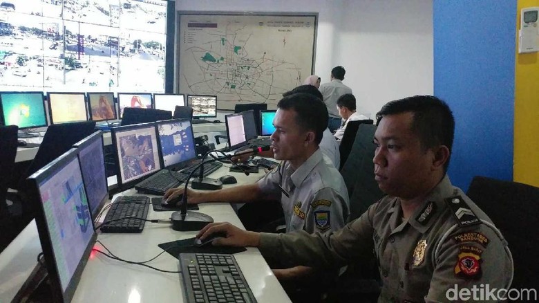 Kolaborasi Polisi dan Dishub Bidik Pelanggar via CCTV di Bandung Kolaborasi Polisi dan Dishub Bidik Pelanggar via CCTV di Bandung