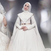 Gaun pengantin syari putih rancangan Ayu Dyah Andari. (Dok. Instagram @byayudyahandari)