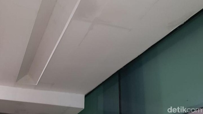 Atap Terminal 3 Bandara Soetta yang bocor.