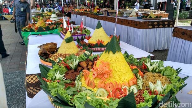Ada 170 tumpeng yang diarak. 