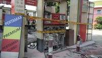 Petugas Sudin PKP Jaktim datang ke lokasi saat api sudah dipadamkan. Lalu petugas mengecek dan menyiram BBM yang tumpah (Foto: Anggi Ayu Reni Kuswoyo/detikcom)