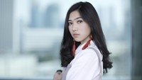 Pada kunjungannya itu, Isyana juga menyempatkan untuk unjuk kebolehan memamerkan karya barunya. Foto: Asep Syaifullah/detikHOT