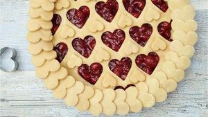 9 Kreasi Pie dengan Hiasan Cantik Bentuk Daun, Bunga hingga Hati