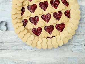 9 Kreasi Pie dengan Hiasan Cantik Bentuk Daun, Bunga hingga Hati