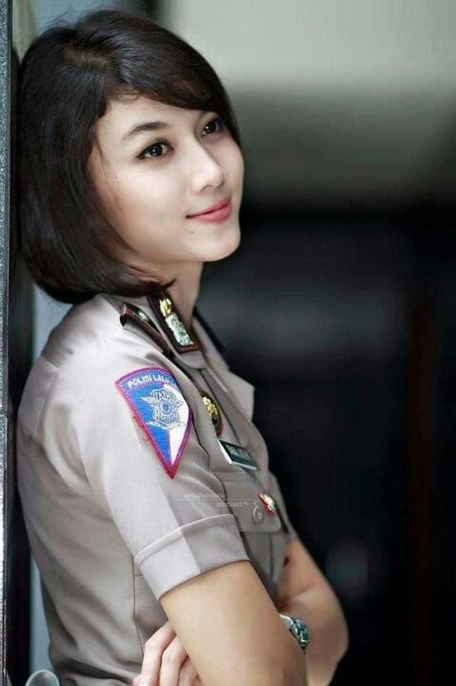 Briptu Dara Intan adalah seorang polwan yang berparas cantik. Tak heran, bila ia dipilih sebagai presenter khusus lalulintas di TV swasta. Polwan cantik ini juga aktif di media sosial, seperti Twitter, Instagram dan Facebook.(Foto: Instagram)