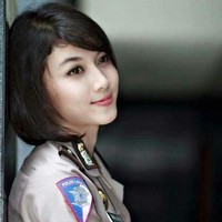 Briptu Dara Intan adalah seorang polwan yang berparas cantik. Tak heran, bila ia dipilih sebagai presenter khusus lalulintas di TV swasta. Polwan cantik ini juga aktif di media sosial, seperti Twitter, Instagram dan Facebook.(Foto: Instagram)