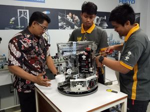 Robot Kreasi Mahasiswa PENS Surabaya Siap Berlaga di Abu Dhabi
