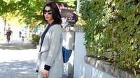 Penampilannya dengan coat dan jeans disebut oleh netizen seperti bencong. (Dok. Instagram/tyasmirasih)