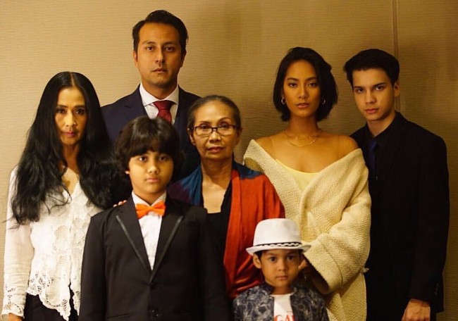 Inilah foto keluarga lengkapnya di Pengabdi Setan. Di foto ini Bront makin ganteng tanpa janggutnya. Foto: dok. Instagram