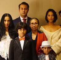 Inilah foto keluarga lengkapnya di Pengabdi Setan. Di foto ini Bront makin ganteng tanpa janggutnya. Foto: dok. Instagram
