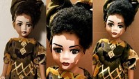 Seperti kondisi nyatanya, kulit yang belang akibat vitiligo dalam barbie ini diperlihatkan pada wajah, lengan, punggung tangan, dan leher yang sering terekspos matahari. Foto: Instagram @kaycustoms