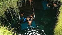 Saking jernih dan banyak ikan-ikan di dalamnya, para diver juga gemar menyelam di sini (Instagram/meowzasaurus)