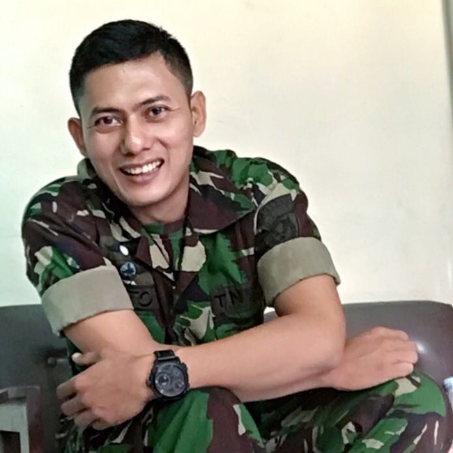 Kopda (Kopral Dua) Anto adalah sosok TNI ganteng yang disebut netizen mirip AHY. Pria dengan nama lengkap Darnanto itu dalam beberapa penampilannya memang mirip dengan putra mantan Presiden RI, Susilo Bambang Yudhoyono. Sehari-harinya Anto bekerja di Satuan Kesehatan Mabes TNI AU. Foto: Dok. Instagram